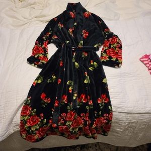 Noir Jasmine Rose robe